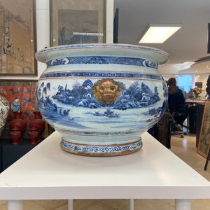 Een grote Chinese blauw-witte viskom met landschapsdecor, Qianlong — foto 26