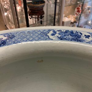 Een grote Chinese blauw-witte viskom met landschapsdecor, Qianlong — foto 33