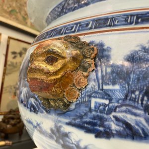 Een grote Chinese blauw-witte viskom met landschapsdecor, Qianlong — foto 38