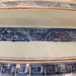 Een grote Chinese blauw-witte viskom met landschapsdecor, Qianlong — foto 39