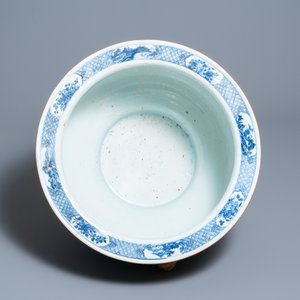 Een grote Chinese blauw-witte viskom met landschapsdecor, Qianlong — foto 7