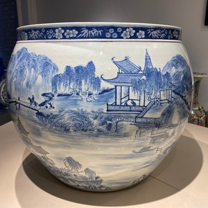 Een grote Chinese blauw-witte vissenkom met landschapsdecor rondom, Qianlong — foto 14