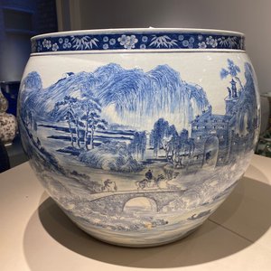 Een grote Chinese blauw-witte vissenkom met landschapsdecor rondom, Qianlong — foto 17