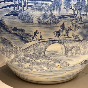 Een grote Chinese blauw-witte vissenkom met landschapsdecor rondom, Qianlong — foto 19