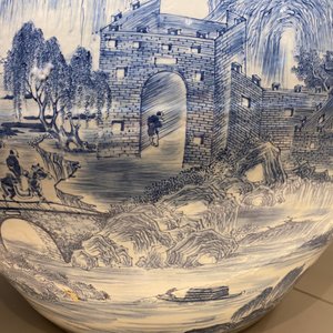 Een grote Chinese blauw-witte vissenkom met landschapsdecor rondom, Qianlong — foto 21