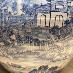 Een grote Chinese blauw-witte vissenkom met landschapsdecor rondom, Qianlong — foto 24