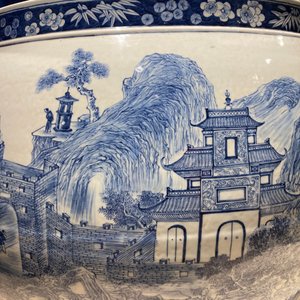 Een grote Chinese blauw-witte vissenkom met landschapsdecor rondom, Qianlong — foto 25