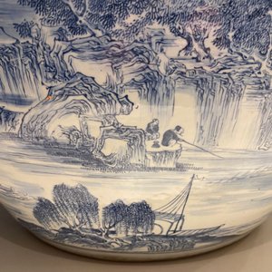 Een grote Chinese blauw-witte vissenkom met landschapsdecor rondom, Qianlong — foto 27