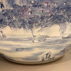 Een grote Chinese blauw-witte vissenkom met landschapsdecor rondom, Qianlong — foto 34