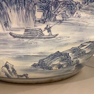 Een grote Chinese blauw-witte vissenkom met landschapsdecor rondom, Qianlong — foto 37