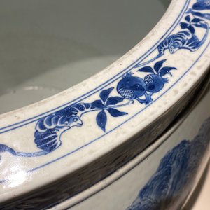 Een grote Chinese blauw-witte vissenkom met landschapsdecor rondom, Qianlong — foto 39