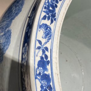 Een grote Chinese blauw-witte vissenkom met landschapsdecor rondom, Qianlong — foto 47