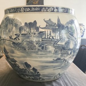 Een grote Chinese blauw-witte vissenkom met landschapsdecor rondom, Qianlong — foto 48