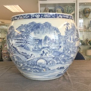 Een grote Chinese blauw-witte vissenkom met landschapsdecor rondom, Qianlong — foto 51