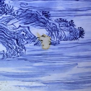 Een grote Chinese blauw-witte vissenkom met landschapsdecor rondom, Qianlong — foto 7
