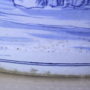 Een grote Chinese blauw-witte vissenkom met landschapsdecor rondom, Qianlong — foto 8