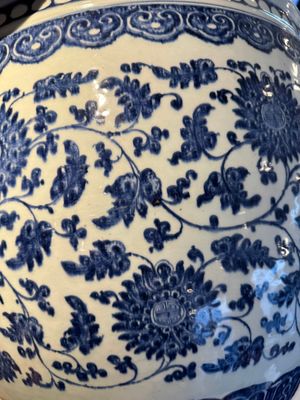 Een grote Chinese blauw-witte vissenkom met pioenslingers, Qianlong/Jiaqing — foto 12