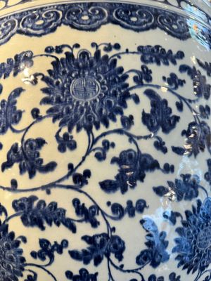 Een grote Chinese blauw-witte vissenkom met pioenslingers, Qianlong/Jiaqing — foto 13