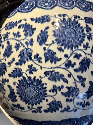 Een grote Chinese blauw-witte vissenkom met pioenslingers, Qianlong/Jiaqing — foto 15