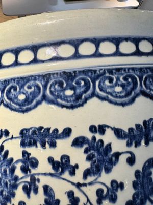 Een grote Chinese blauw-witte vissenkom met pioenslingers, Qianlong/Jiaqing — foto 16