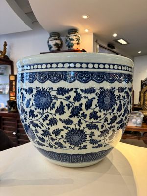Een grote Chinese blauw-witte vissenkom met pioenslingers, Qianlong/Jiaqing — foto 2