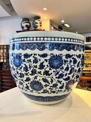 Een grote Chinese blauw-witte vissenkom met pioenslingers, Qianlong/Jiaqing — foto 3