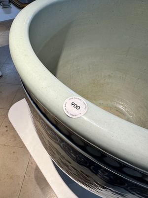 Een grote Chinese blauw-witte vissenkom met pioenslingers, Qianlong/Jiaqing — foto 9