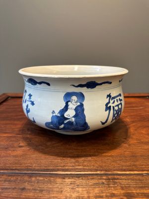 Een grote Chinese blauw-witte wierookbrander met boeddhistisch decor, Kangxi — foto 2