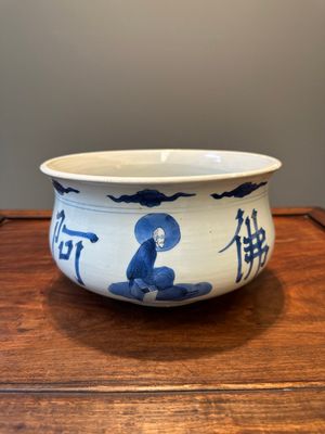 Een grote Chinese blauw-witte wierookbrander met boeddhistisch decor, Kangxi — foto 4