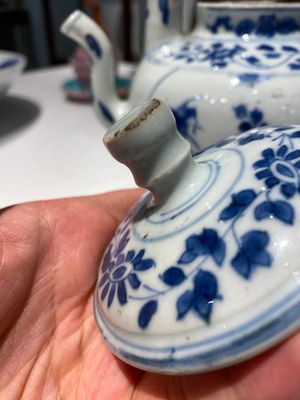 Een grote Chinese blauw-witte wijnkan met een kraanvogel bij een lotusvijver, Transitie periode — foto 9