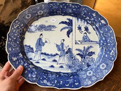 Een grote Chinese blauw-witte 'Xi Xiang Ji' schotel, Qianlong — foto 1