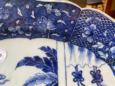 Een grote Chinese blauw-witte 'Xi Xiang Ji' schotel, Qianlong — foto 4