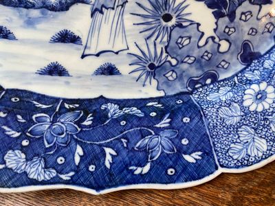 Een grote Chinese blauw-witte 'Xi Xiang Ji' schotel, Qianlong — foto 5