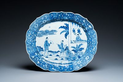 Een grote Chinese blauw-witte 'Xi Xiang Ji' schotel, Qianlong