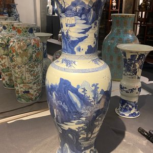 Een grote Chinese blauw-witte 'yenyen' vaas met figuren in een bergachtig landschap, Kangxi — foto 13