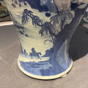 Een grote Chinese blauw-witte 'yenyen' vaas met figuren in een bergachtig landschap, Kangxi — foto 16