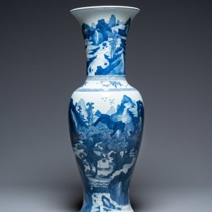 Een grote Chinese blauw-witte 'yenyen' vaas met figuren in een bergachtig landschap, Kangxi — foto 3