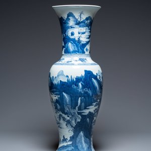 Een grote Chinese blauw-witte 'yenyen' vaas met figuren in een bergachtig landschap, Kangxi — foto 4