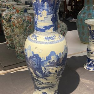 Een grote Chinese blauw-witte 'yenyen' vaas met figuren in een bergachtig landschap, Kangxi — foto 8