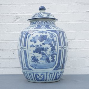 Een grote Chinese blauwwitte balustervaas met deksel, Wanli — foto 11