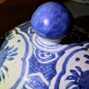 Een grote Chinese blauwwitte balustervaas met deksel, Wanli — foto 14