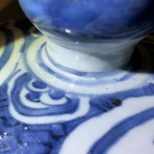 Een grote Chinese blauwwitte balustervaas met deksel, Wanli — foto 15