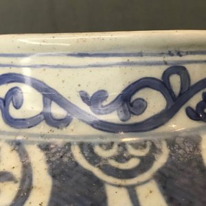 Een grote Chinese blauwwitte balustervaas met deksel, Wanli — foto 27