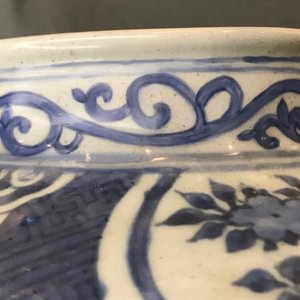 Een grote Chinese blauwwitte balustervaas met deksel, Wanli — foto 29