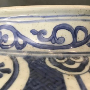 Een grote Chinese blauwwitte balustervaas met deksel, Wanli — foto 30