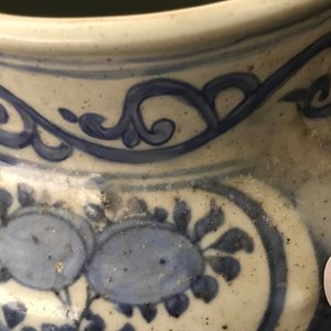 Een grote Chinese blauwwitte balustervaas met deksel, Wanli — foto 31