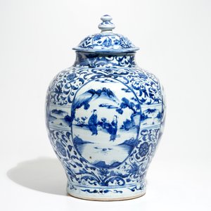 Een grote Chinese blauwwitte balustervormige dekselvaas met figuratief decor, Wanli — foto 3