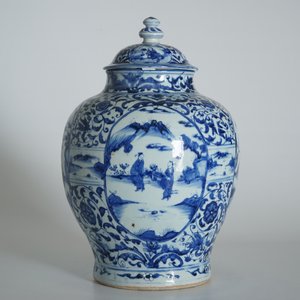 Een grote Chinese blauwwitte balustervormige dekselvaas met figuratief decor, Wanli — foto 7