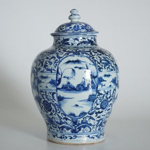 Een grote Chinese blauwwitte balustervormige dekselvaas met figuratief decor, Wanli — foto 10