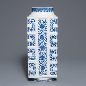 Een grote Chinese blauwwitte cong vaas met lotusdecor, 18/19e eeuw — foto 3